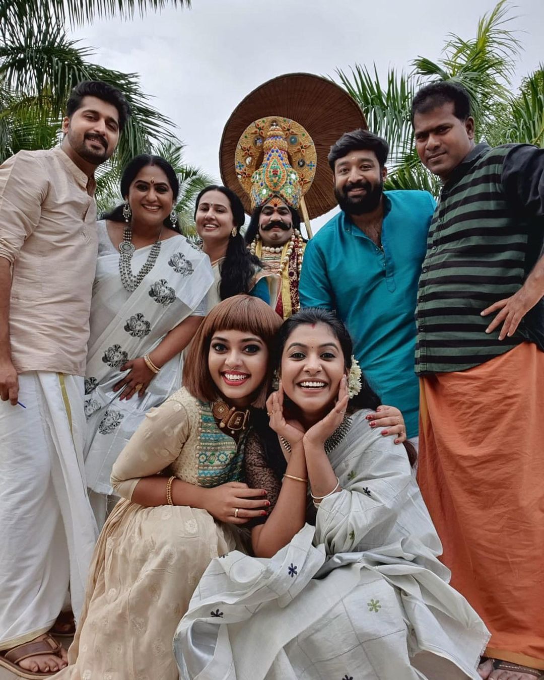 മാവേലിക്കൊപ്പം ആര്‍ത്തുല്ലസിച്ച് 'പൂക്കാലം വരവായി' ടീമിന്റെ ഓണാഘോഷം; വൈറല്‍ ചിത്രങ്ങള്‍ കാണാം