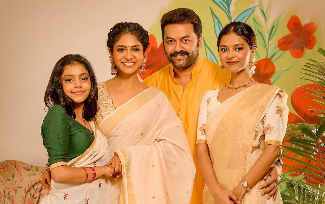  16 കാരിയുടെ കൂൾ മമ്മി.. പൂർണിമ ഇതെന്ത് ഭാവിച്ചാണ്.. കിടിലൻ ലുക്കിൽ അമ്മയും മകളും..വൈറലായി ചിത്രങ്ങൾ