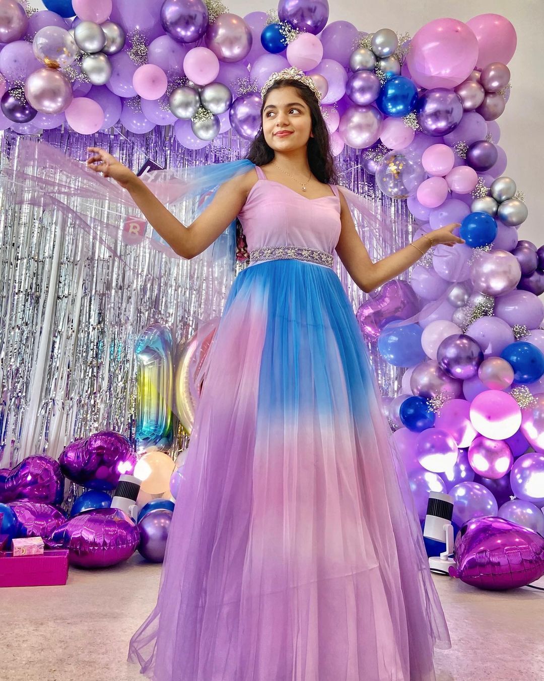  ഹൻസുവിന് 16... സ്വീറ്റ് ബ്യൂട്ടിഫുൾ സിൻഡ്രേല പോലെ ഹൻസിക..താരപുത്രിയുടെ പിറന്നാൾ ആഘോഷം വൈറൽ 