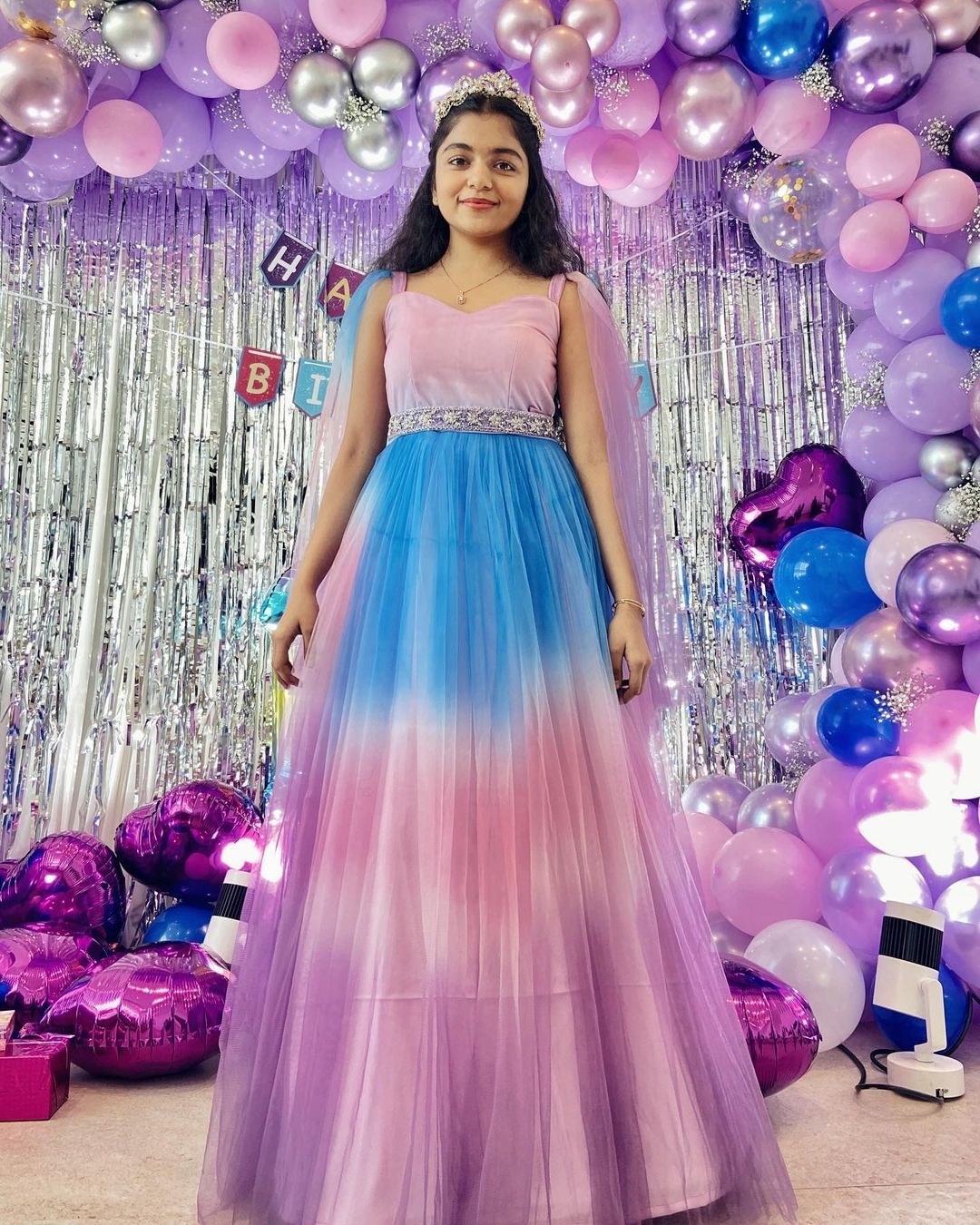  ഹൻസുവിന് 16... സ്വീറ്റ് ബ്യൂട്ടിഫുൾ സിൻഡ്രേല പോലെ ഹൻസിക..താരപുത്രിയുടെ പിറന്നാൾ ആഘോഷം വൈറൽ 