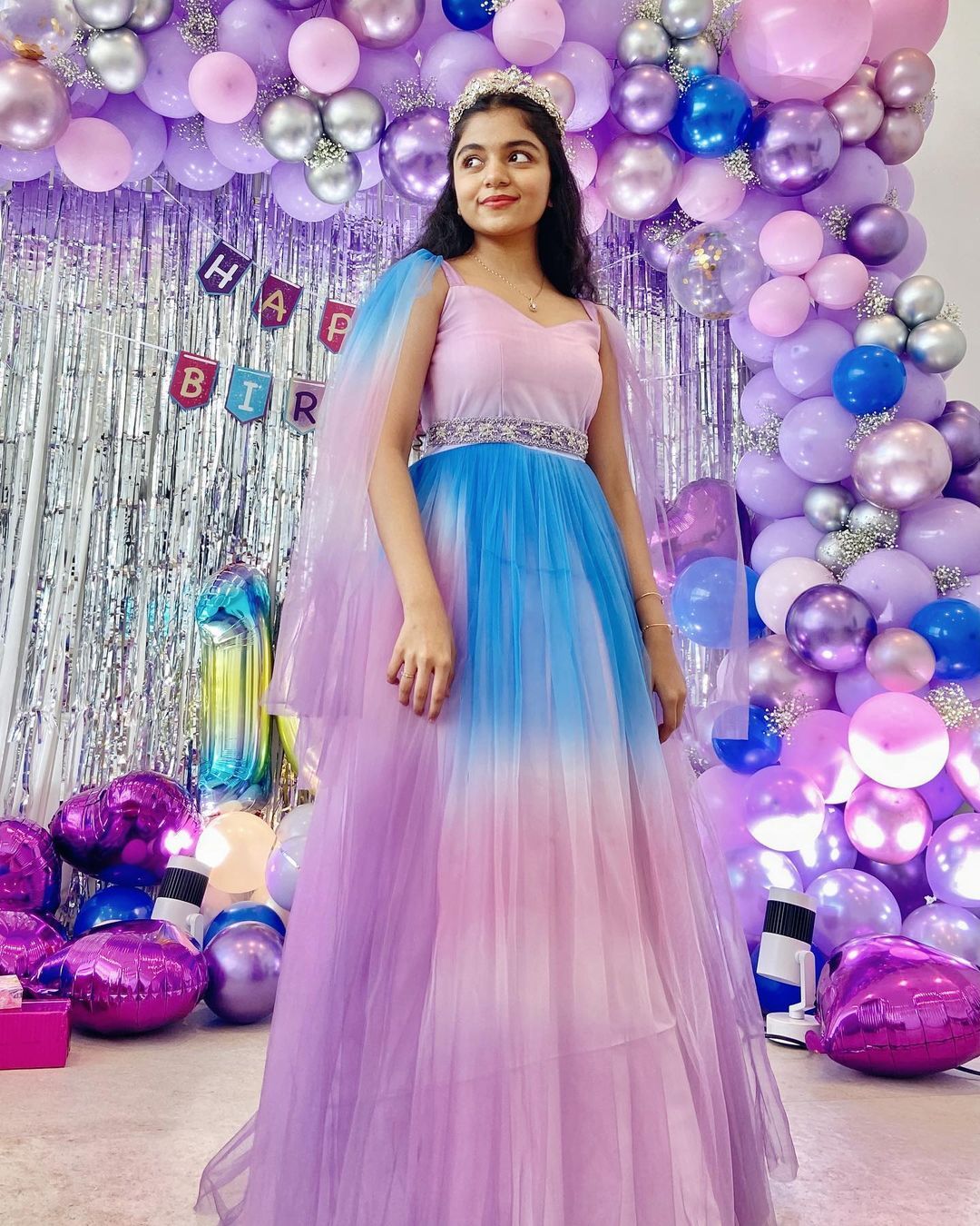  ഹൻസുവിന് 16... സ്വീറ്റ് ബ്യൂട്ടിഫുൾ സിൻഡ്രേല പോലെ ഹൻസിക..താരപുത്രിയുടെ പിറന്നാൾ ആഘോഷം വൈറൽ 