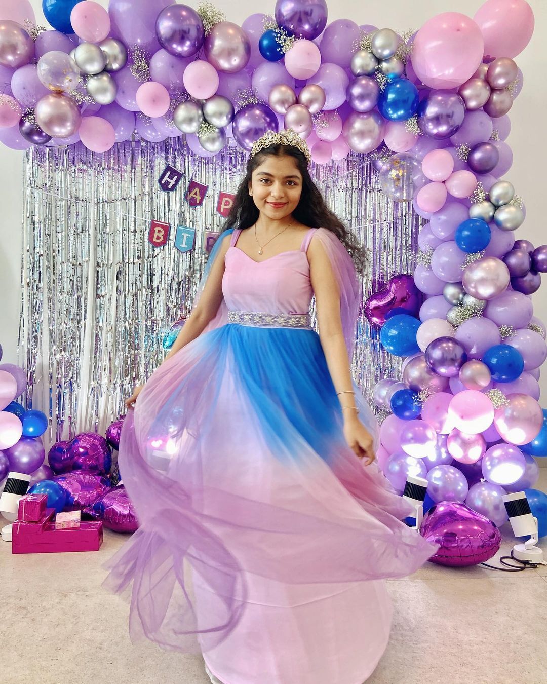  ഹൻസുവിന് 16... സ്വീറ്റ് ബ്യൂട്ടിഫുൾ സിൻഡ്രേല പോലെ ഹൻസിക..താരപുത്രിയുടെ പിറന്നാൾ ആഘോഷം വൈറൽ 