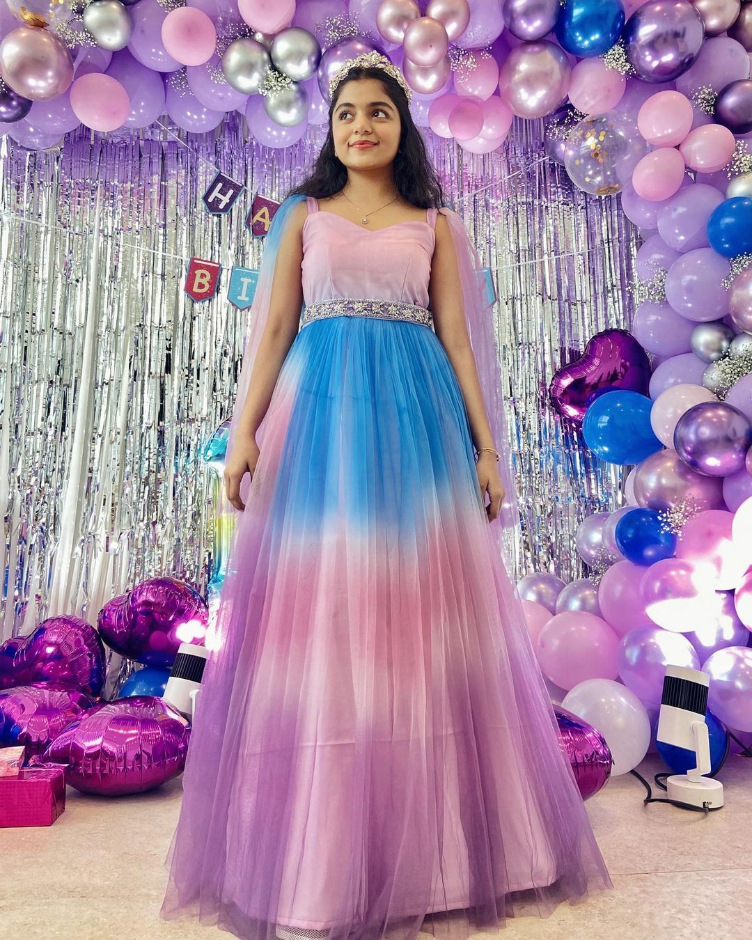  ഹൻസുവിന് 16... സ്വീറ്റ് ബ്യൂട്ടിഫുൾ സിൻഡ്രേല പോലെ ഹൻസിക..താരപുത്രിയുടെ പിറന്നാൾ ആഘോഷം വൈറൽ 