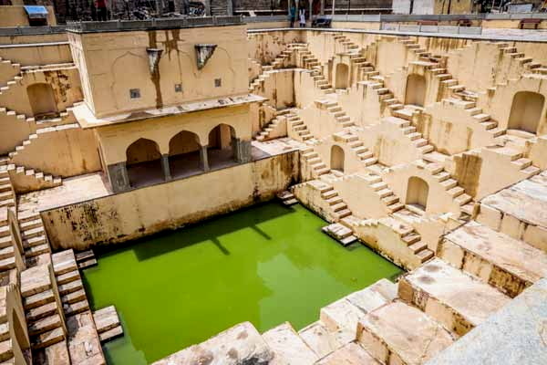 ये है 8 मंजिला पन्ना मीणा की बावड़ी, 200 फीट गहराई, तीन तरफ हैं 1800 सीढ़ियां, रोज आते हैं सेल्फी लवर्स