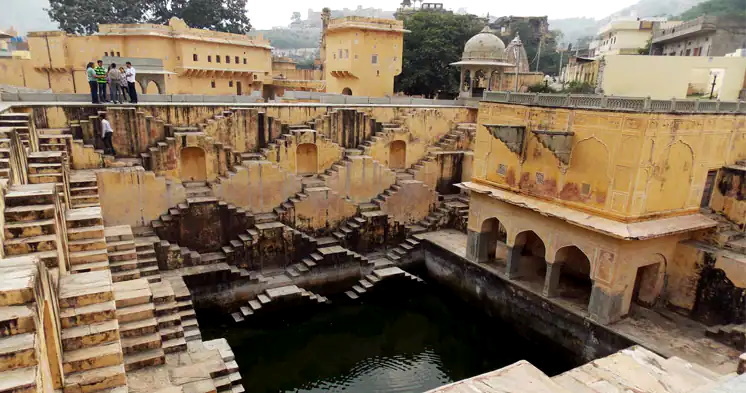ये है 8 मंजिला पन्ना मीणा की बावड़ी, 200 फीट गहराई, तीन तरफ हैं 1800 सीढ़ियां, रोज आते हैं सेल्फी लवर्स