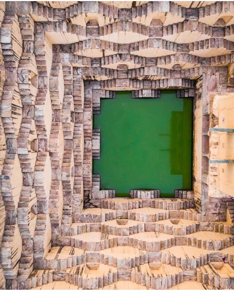 ये है 8 मंजिला पन्ना मीणा की बावड़ी, 200 फीट गहराई, तीन तरफ हैं 1800 सीढ़ियां, रोज आते हैं सेल्फी लवर्स