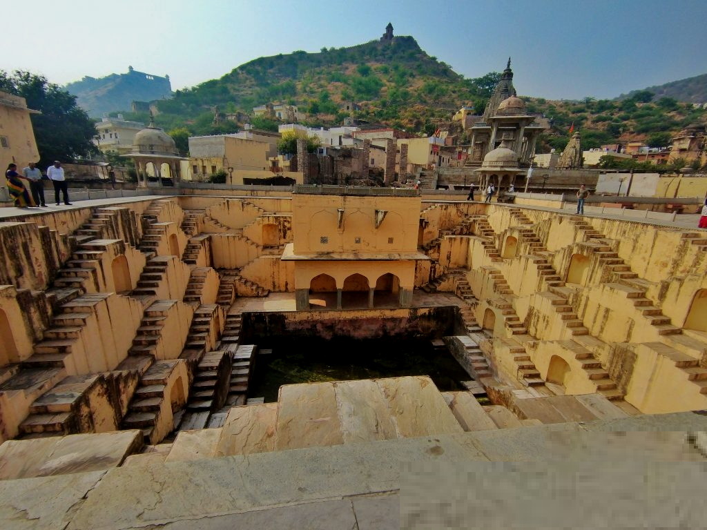 ये है 8 मंजिला पन्ना मीणा की बावड़ी, 200 फीट गहराई, तीन तरफ हैं 1800 सीढ़ियां, रोज आते हैं सेल्फी लवर्स