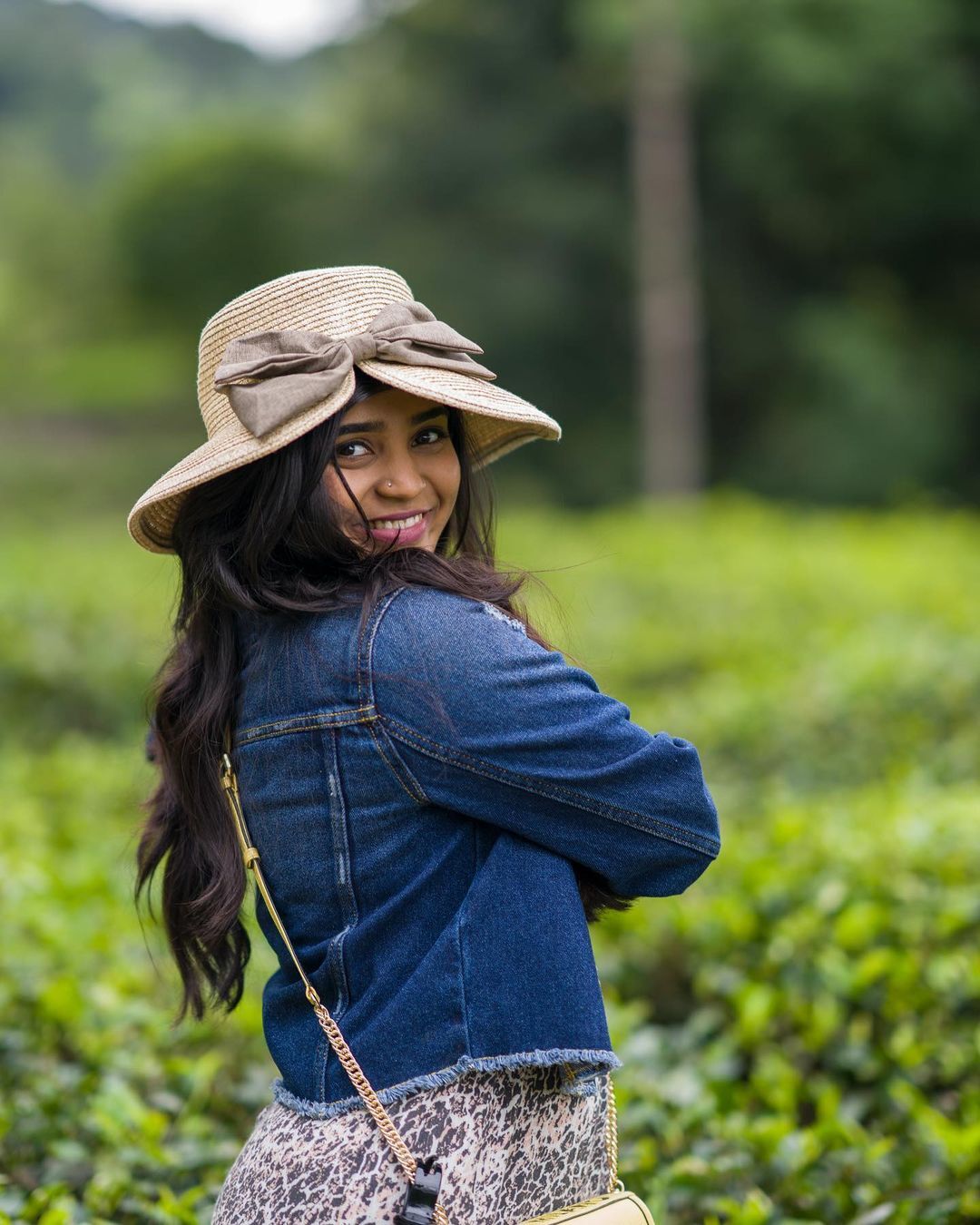 തേയിലതോട്ടത്തില്‍ ചയ കുടിക്കാന്‍ ഇറങ്ങിയതാണോ; വൈറലായി ഗൗരി കിഷന്റെ പുതിയ ഫോട്ടോഷൂട്ട്