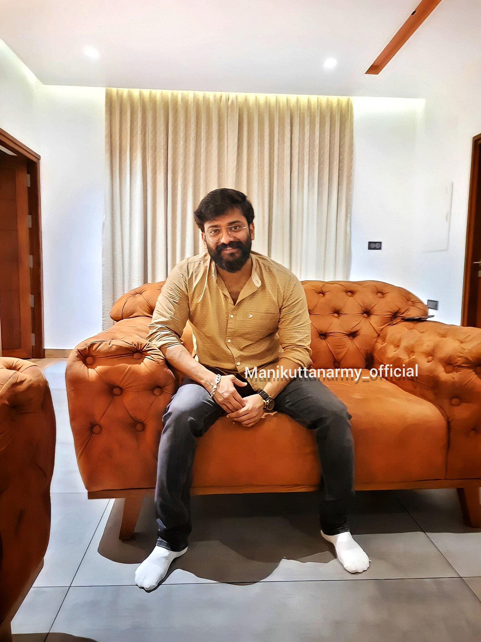 കിടിലന്‍ സ്റ്റൈലിഷ് ലുക്കില്‍ മണിക്കുട്ടന്‍: ഏത് സിനിമയിലെ ലുക്ക് ആണെന്ന് ആരാധകര്‍