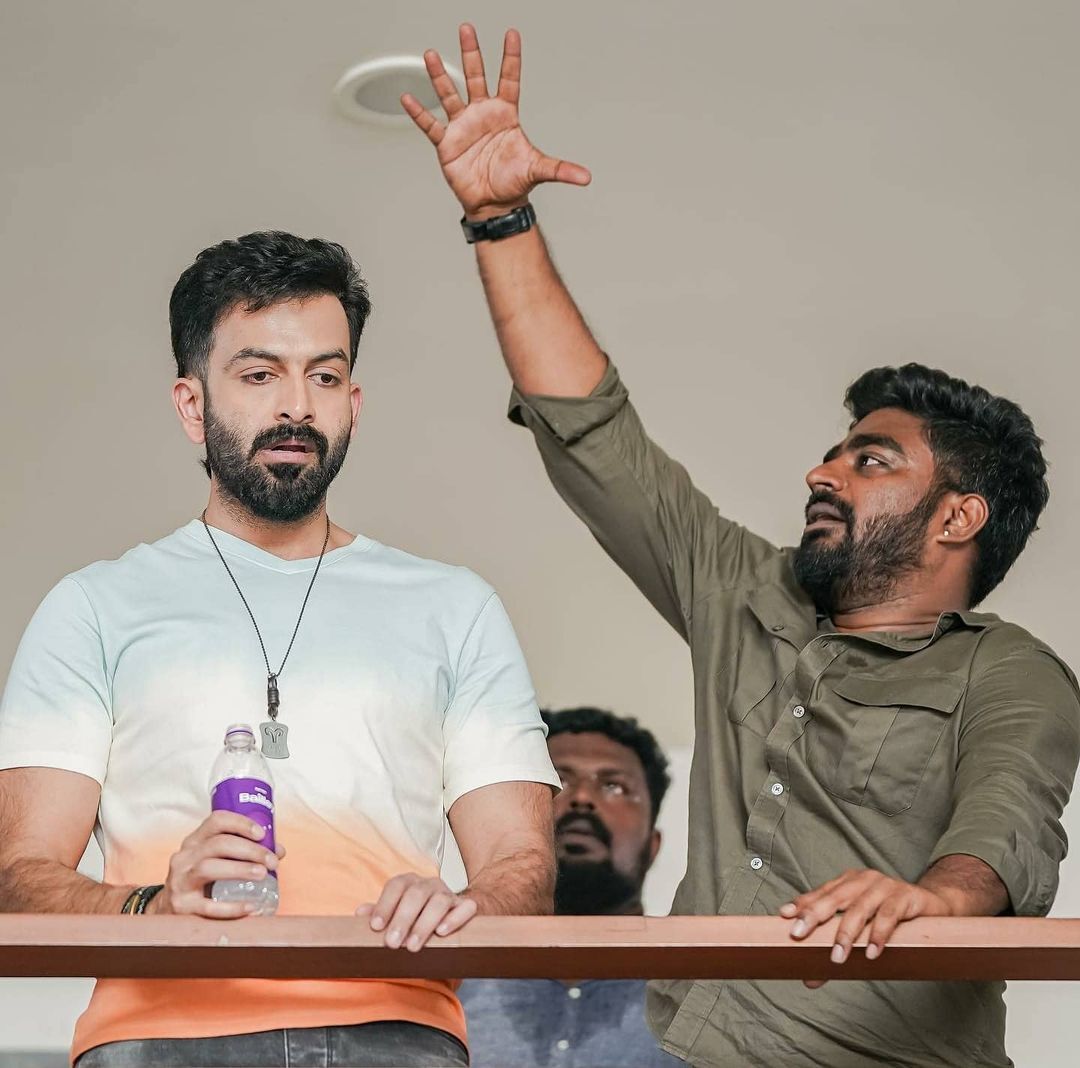 മോഹന്‍ലാലിനൊപ്പം പ്രൃഥിരാജ്, പൊലീസ് വേഷത്തില്‍ ആന്റണി പെരുമ്പാവൂര്‍: ബ്രോ ഡാഡി മൂവി ലൊക്കേഷന്‍ ചിത്രങ്ങള്‍ പുറത്ത്