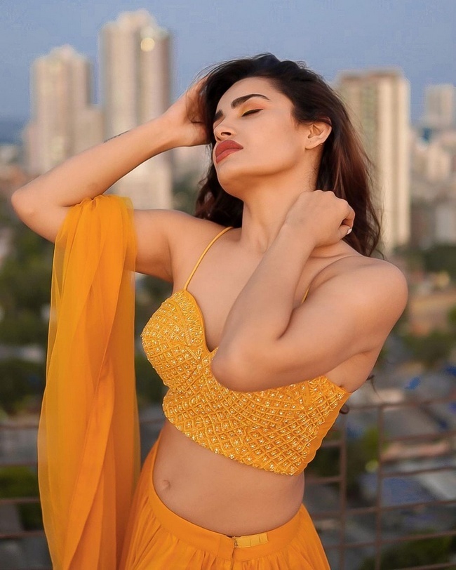 অভিনেত্রী সাক্ষী দ্বিবেদীর হট ছবি নেটদুনিয়ায় আগুন ছড়াচ্ছে 