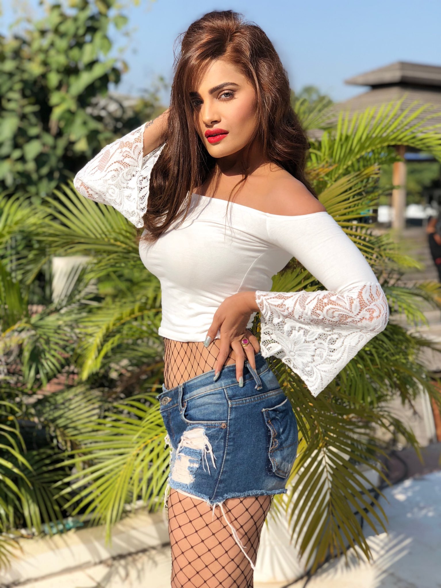 অভিনেত্রী সাক্ষী দ্বিবেদীর হট ছবি নেটদুনিয়ায় আগুন ছড়াচ্ছে 