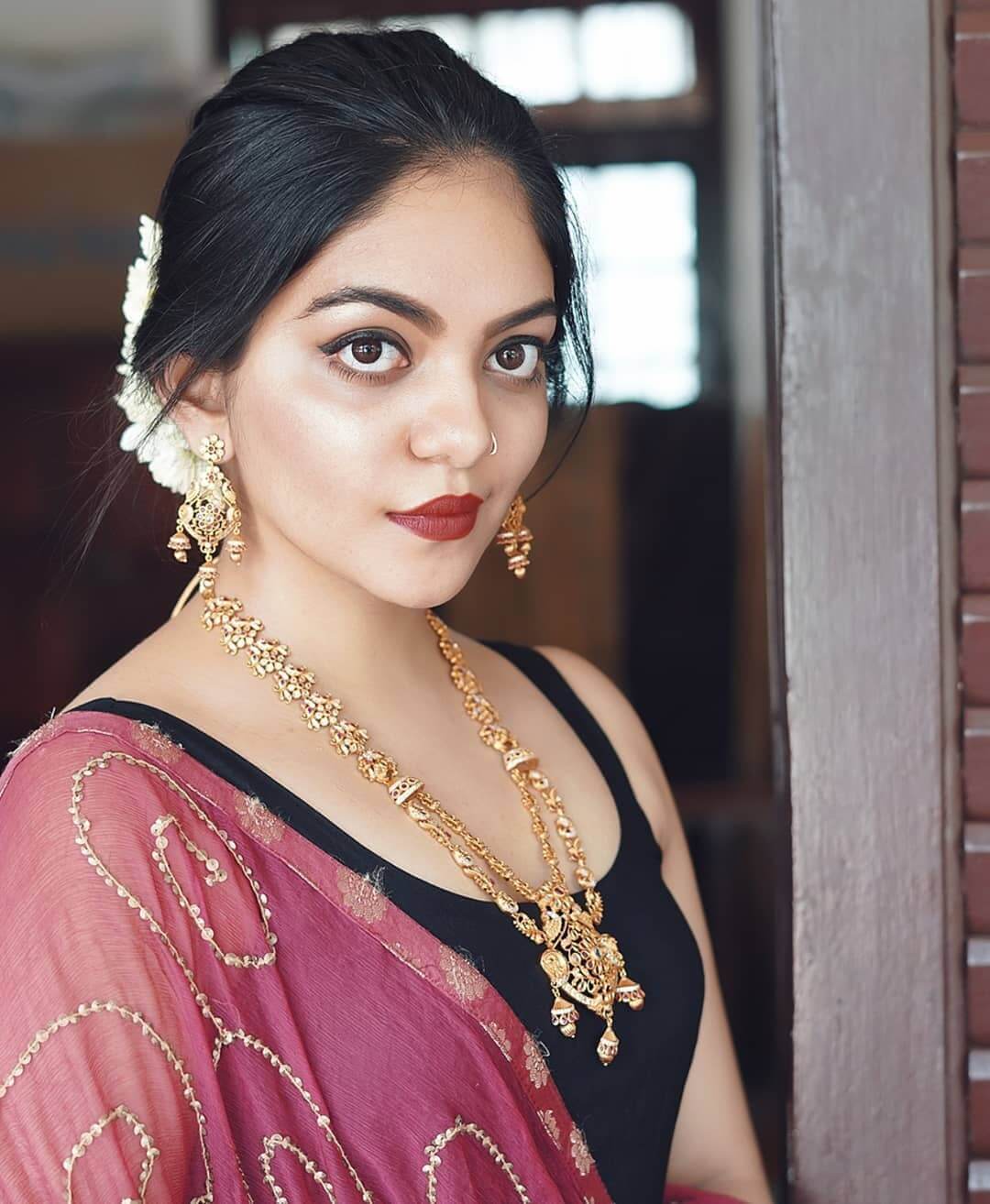 കയ്യിലൊരു ചെമ്പകം: പുത്തന്‍ ചിത്രങ്ങളുമായി അഹാന കൃഷ്ണ