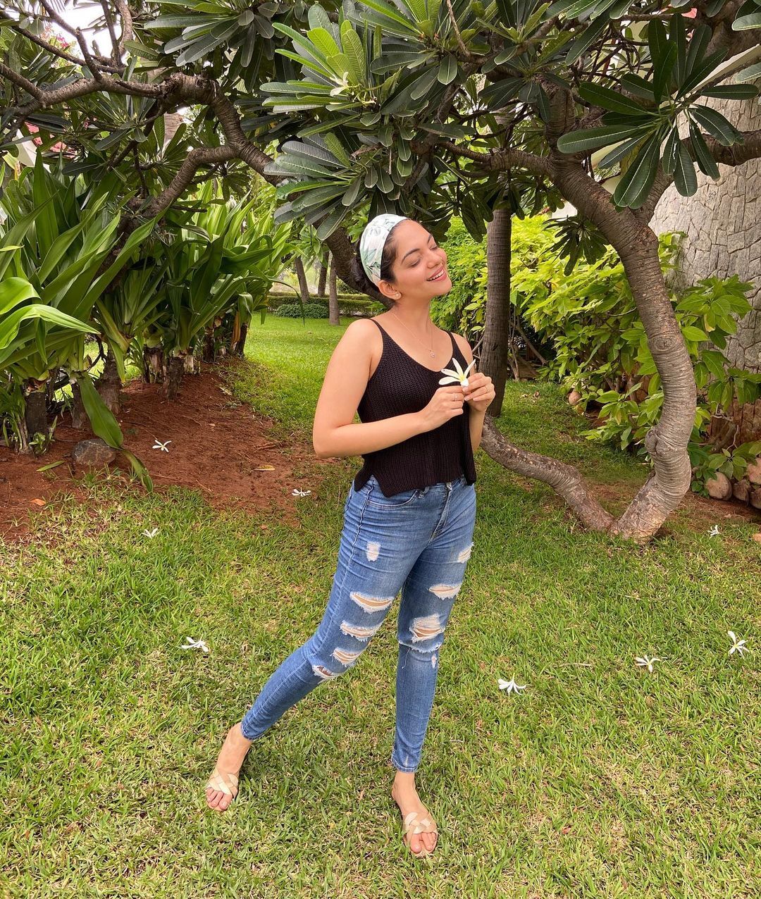 കയ്യിലൊരു ചെമ്പകം: പുത്തന്‍ ചിത്രങ്ങളുമായി അഹാന കൃഷ്ണ