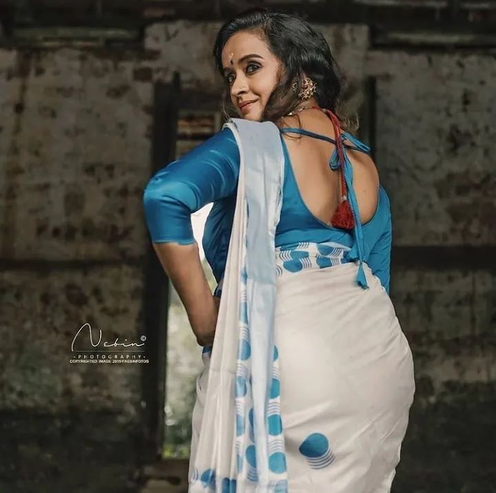 പ്രായം തോറ്റുപോകുന്ന അഴക്: സാരിയില്‍ തിളങ്ങി ശാലുമേനോന്‍