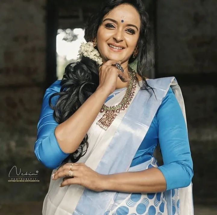പ്രായം തോറ്റുപോകുന്ന അഴക്: സാരിയില്‍ തിളങ്ങി ശാലുമേനോന്‍
