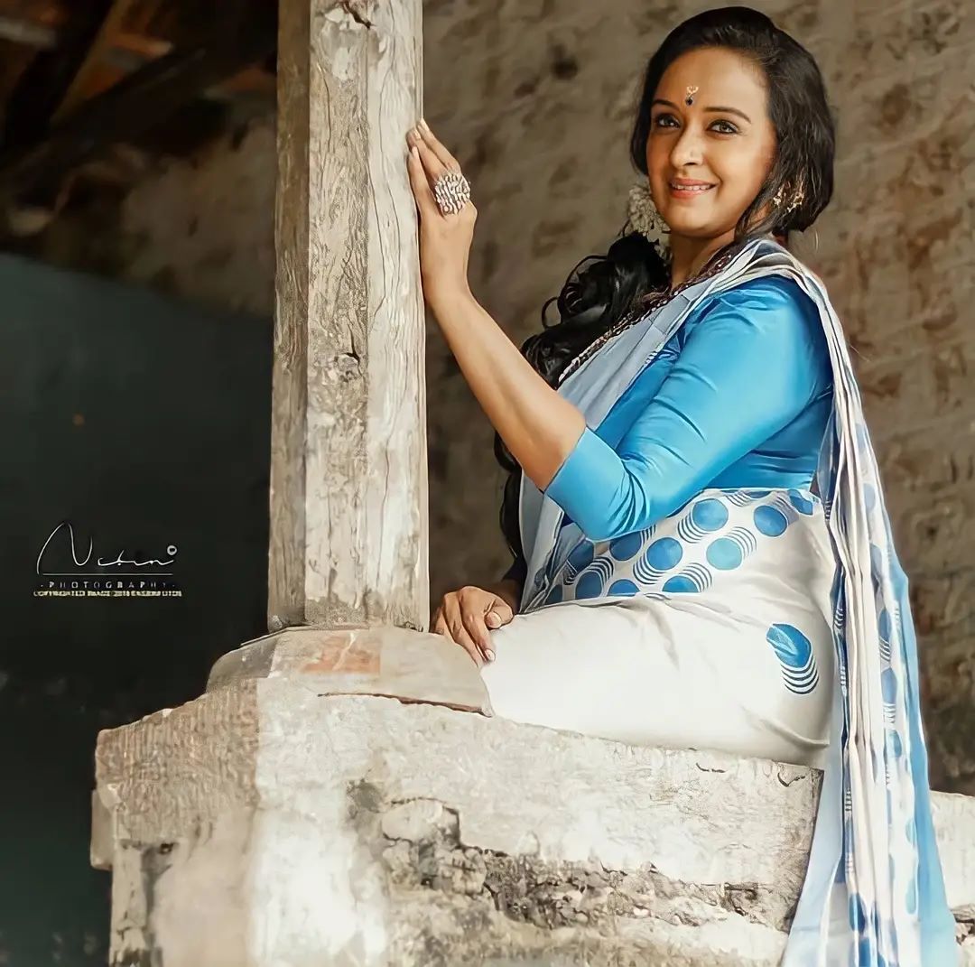പ്രായം തോറ്റുപോകുന്ന അഴക്: സാരിയില്‍ തിളങ്ങി ശാലുമേനോന്‍