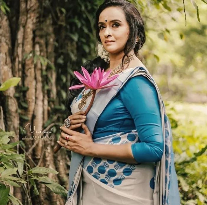 പ്രായം തോറ്റുപോകുന്ന അഴക്: സാരിയില്‍ തിളങ്ങി ശാലുമേനോന്‍