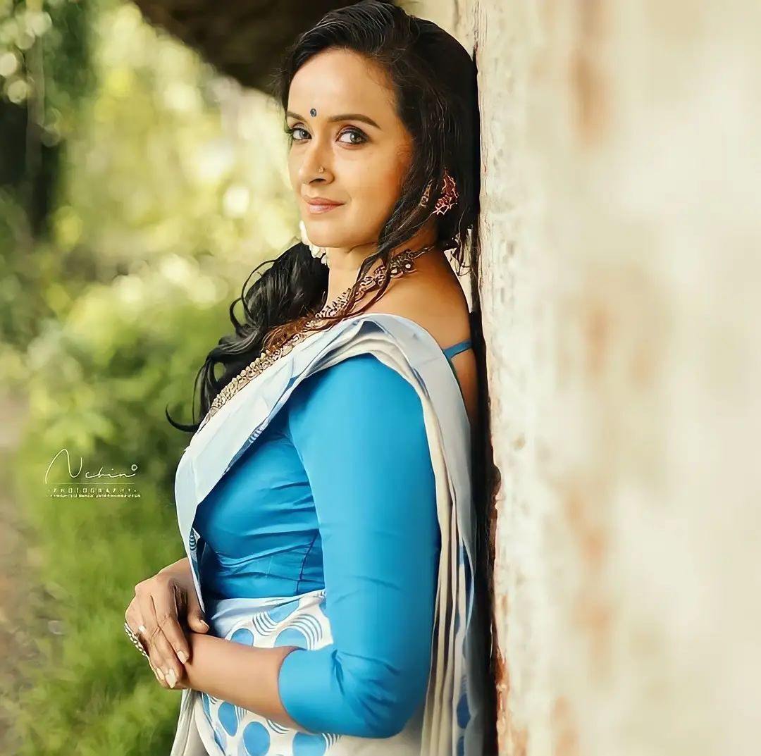 പ്രായം തോറ്റുപോകുന്ന അഴക്: സാരിയില്‍ തിളങ്ങി ശാലുമേനോന്‍