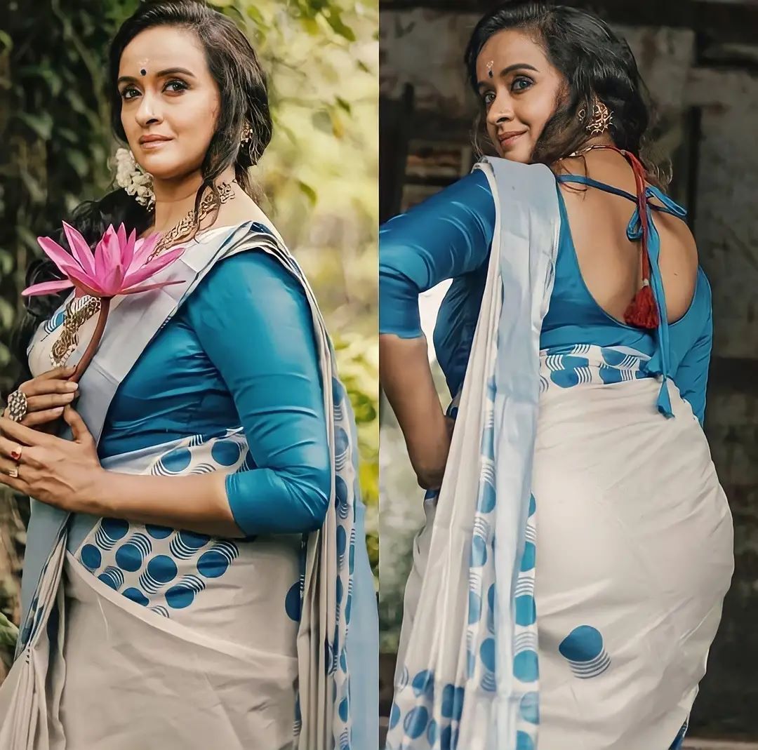 പ്രായം തോറ്റുപോകുന്ന അഴക്: സാരിയില്‍ തിളങ്ങി ശാലുമേനോന്‍