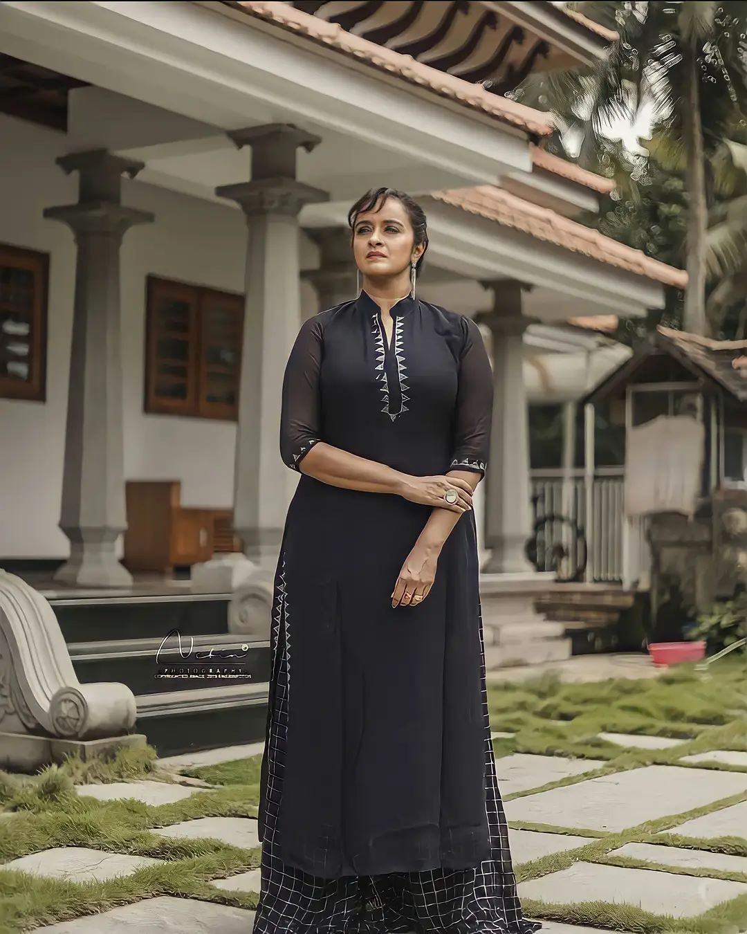 പ്രായം തോറ്റുപോകുന്ന അഴക്: സാരിയില്‍ തിളങ്ങി ശാലുമേനോന്‍