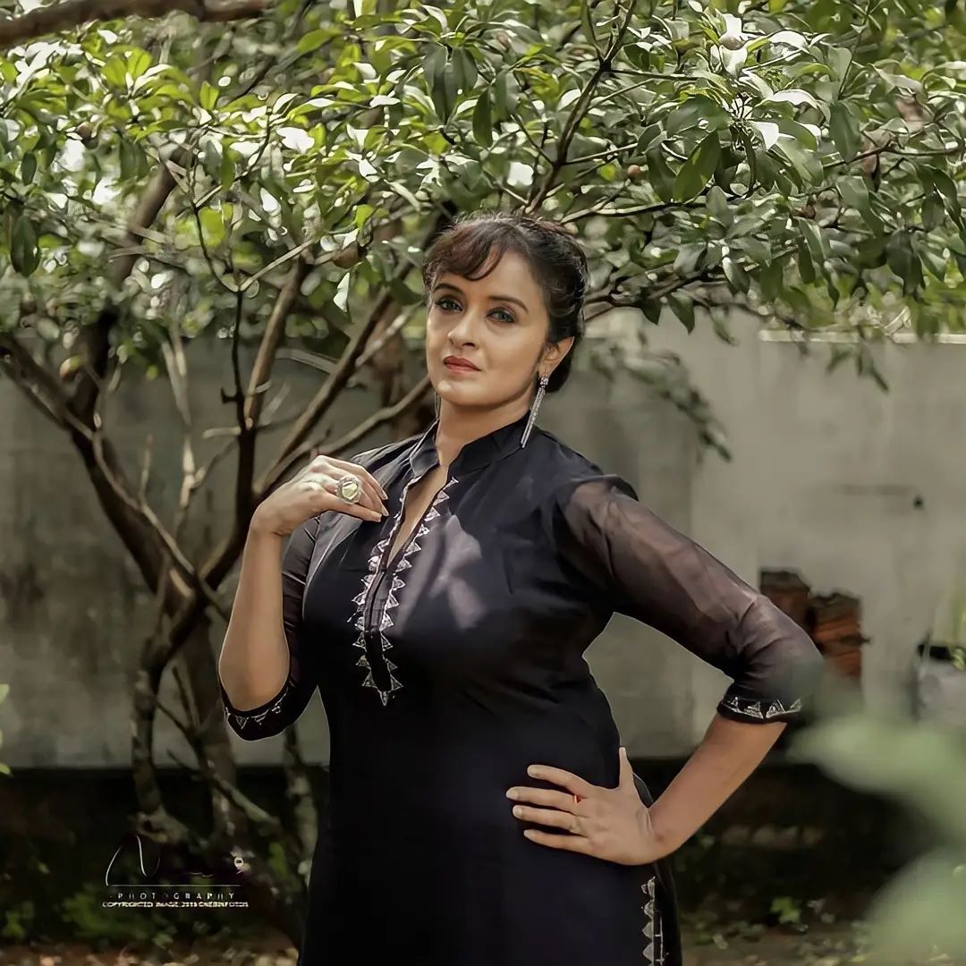പ്രായം തോറ്റുപോകുന്ന അഴക്: സാരിയില്‍ തിളങ്ങി ശാലുമേനോന്‍