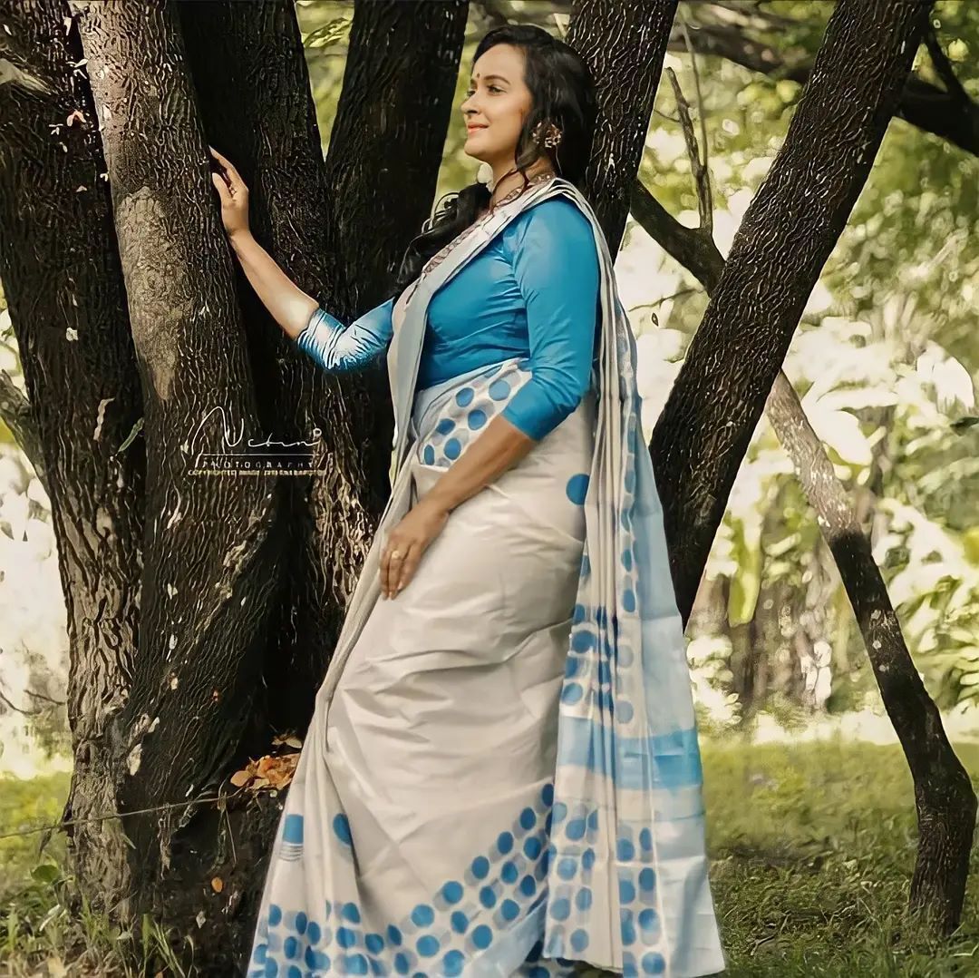പ്രായം തോറ്റുപോകുന്ന അഴക്: സാരിയില്‍ തിളങ്ങി ശാലുമേനോന്‍