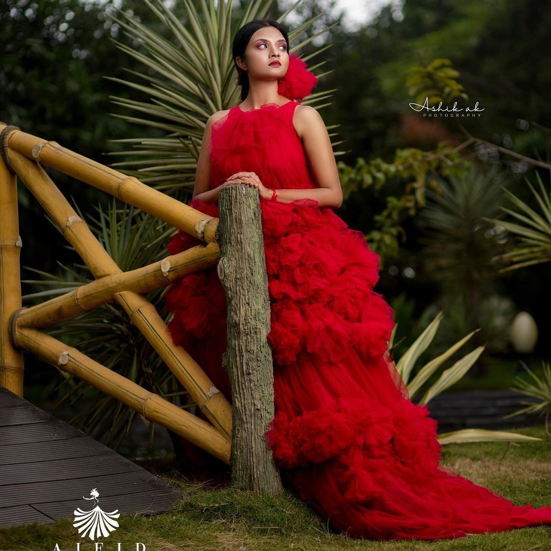 ഒരു  വര്‍ണ്ണ ശലഭം പോലെ സൂര്യ ജെ മേനോന്‍: ചിത്രങ്ങള്‍ ഏറ്റെടുത്ത് ആരാധകര്‍