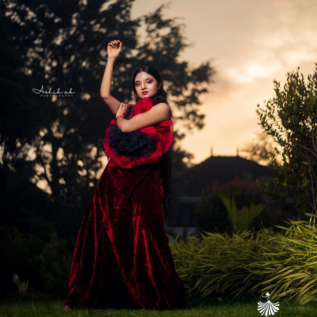 ഒരു  വര്‍ണ്ണ ശലഭം പോലെ സൂര്യ ജെ മേനോന്‍: ചിത്രങ്ങള്‍ ഏറ്റെടുത്ത് ആരാധകര്‍