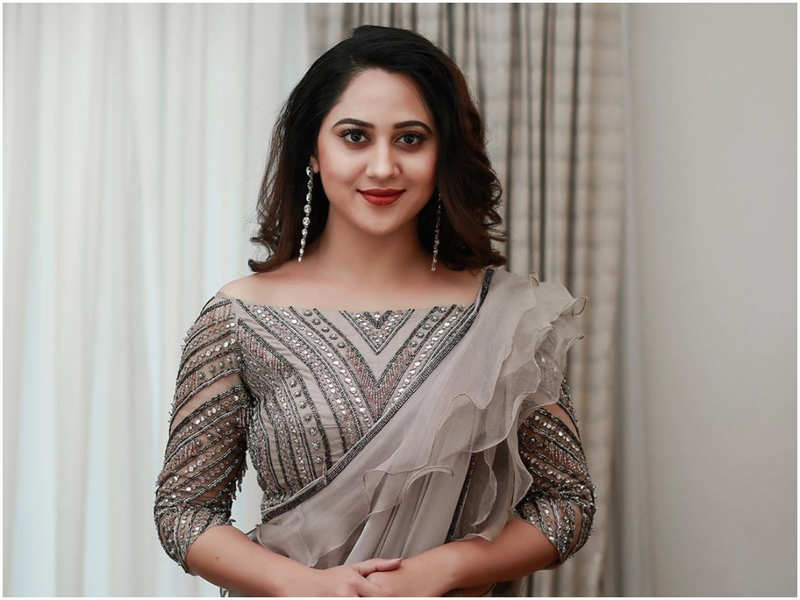 കുഞ്ഞുവാവയ്ക്ക് ഒരു മണിമുത്തം: മിയയുടെ വൈറല്‍ കുടുംബ ചിത്രം