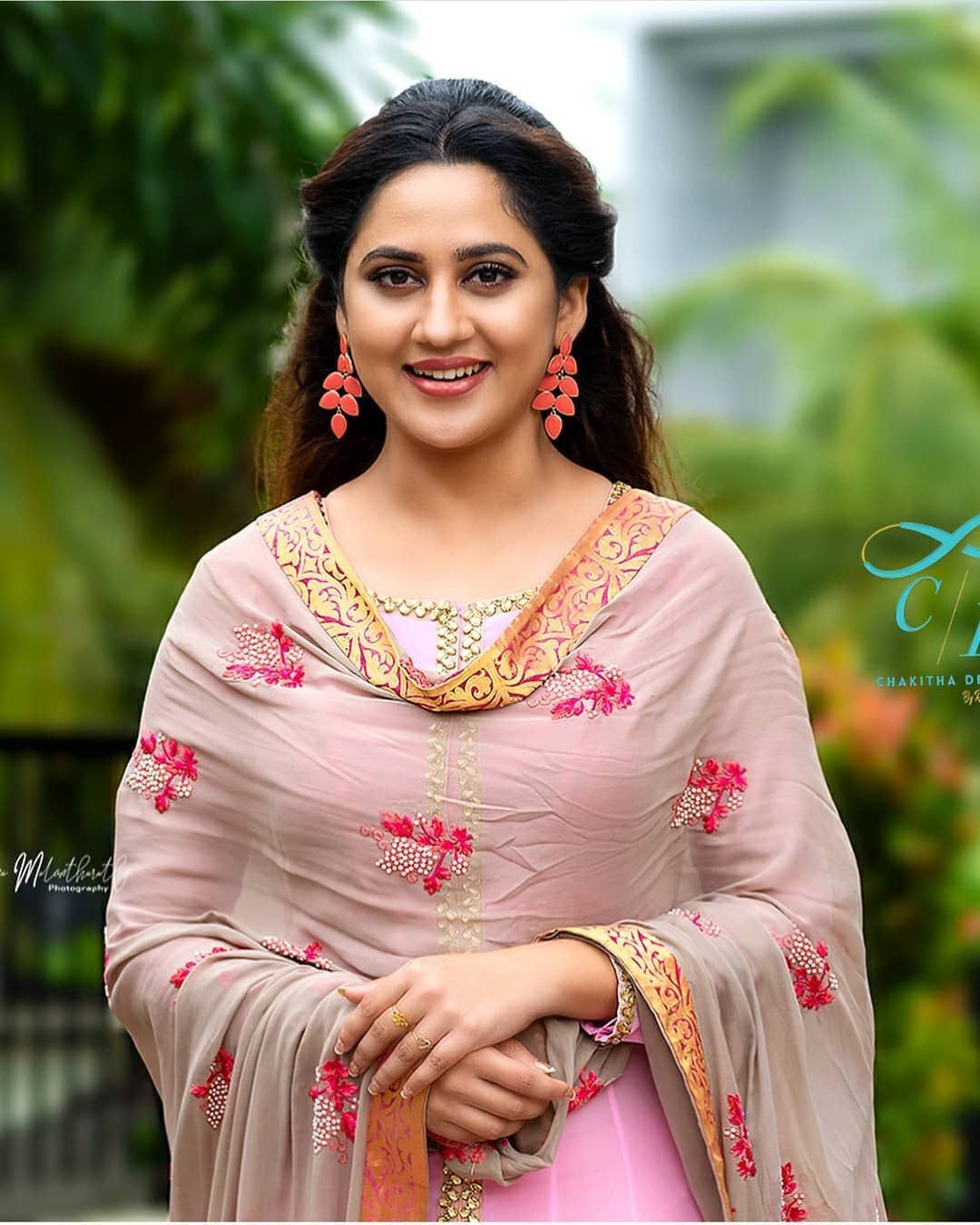 കുഞ്ഞുവാവയ്ക്ക് ഒരു മണിമുത്തം: മിയയുടെ വൈറല്‍ കുടുംബ ചിത്രം