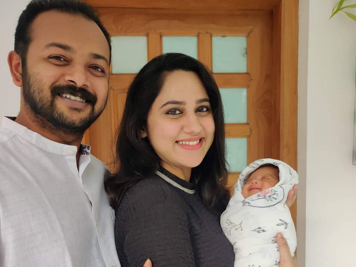 കുഞ്ഞുവാവയ്ക്ക് ഒരു മണിമുത്തം: മിയയുടെ വൈറല്‍ കുടുംബ ചിത്രം