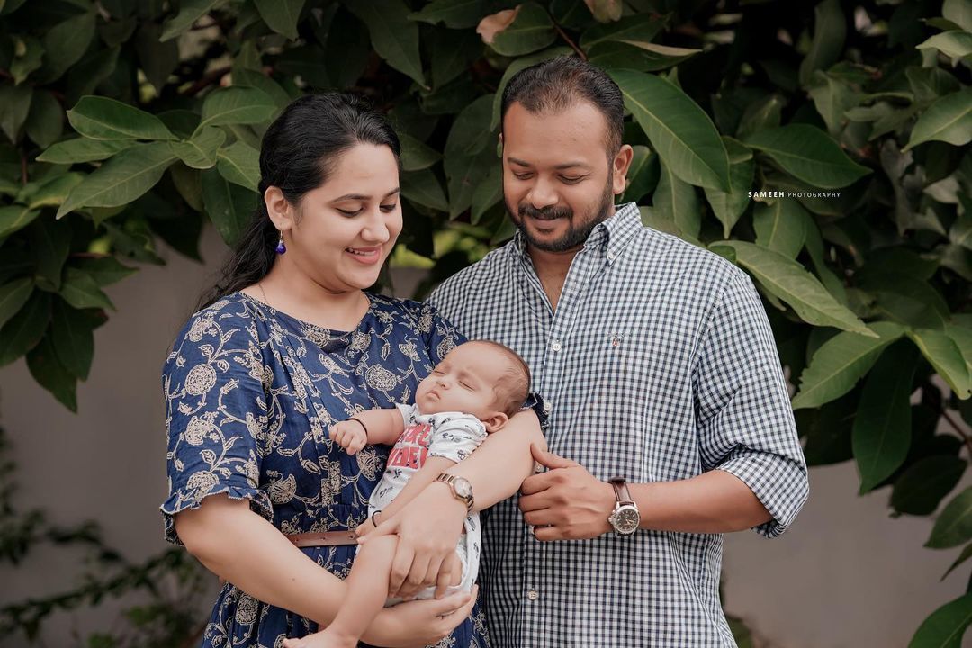 കുഞ്ഞുവാവയ്ക്ക് ഒരു മണിമുത്തം: മിയയുടെ വൈറല്‍ കുടുംബ ചിത്രം