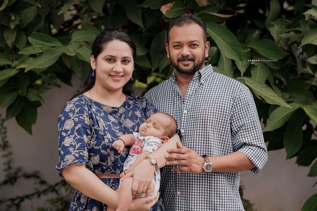 കുഞ്ഞുവാവയ്ക്ക് ഒരു മണിമുത്തം: മിയയുടെ വൈറല്‍ കുടുംബ ചിത്രം