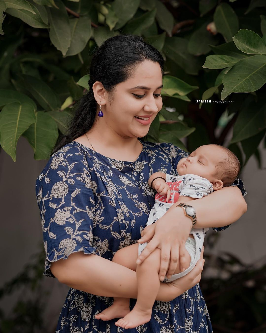 കുഞ്ഞുവാവയ്ക്ക് ഒരു മണിമുത്തം: മിയയുടെ വൈറല്‍ കുടുംബ ചിത്രം