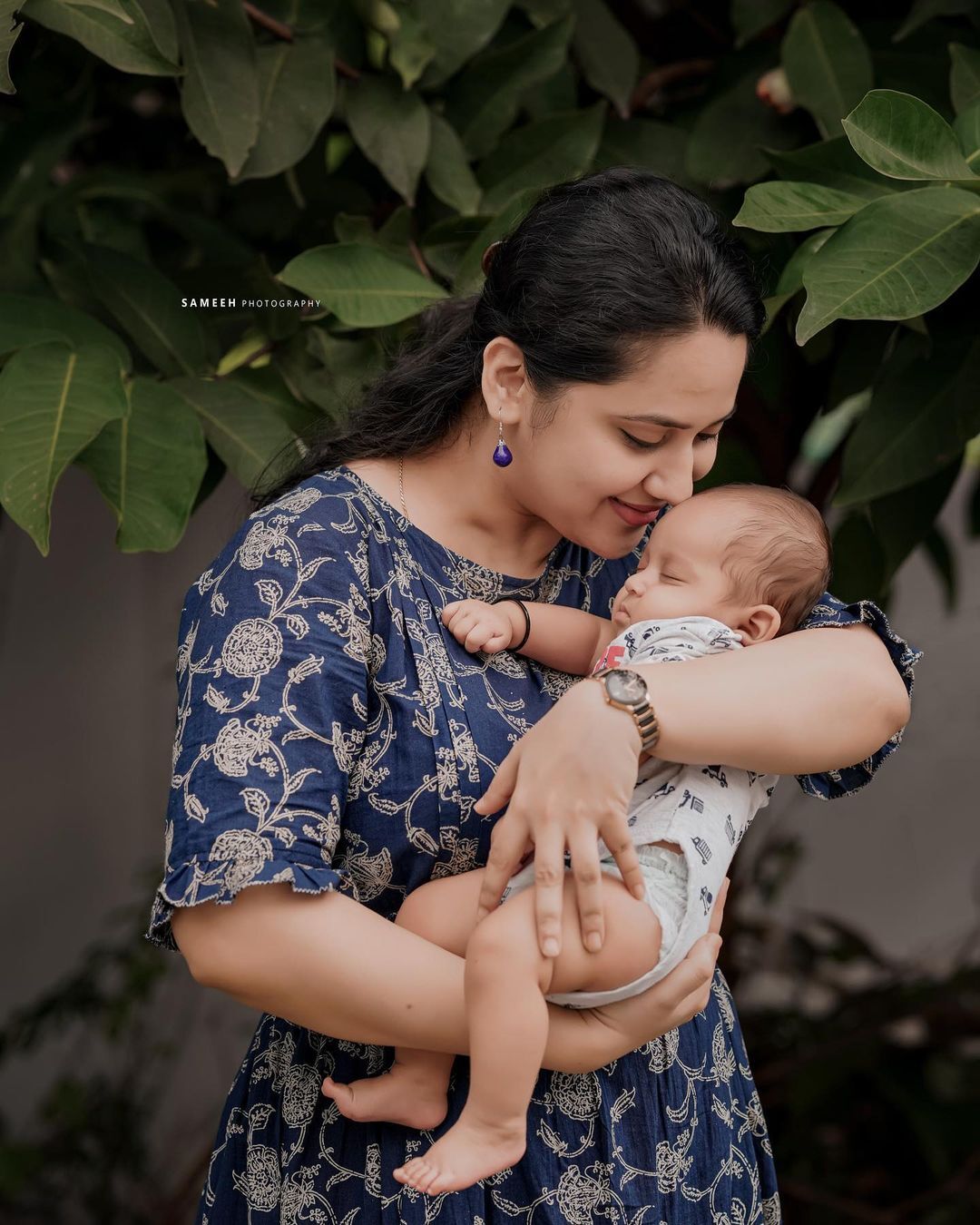 കുഞ്ഞുവാവയ്ക്ക് ഒരു മണിമുത്തം: മിയയുടെ വൈറല്‍ കുടുംബ ചിത്രം