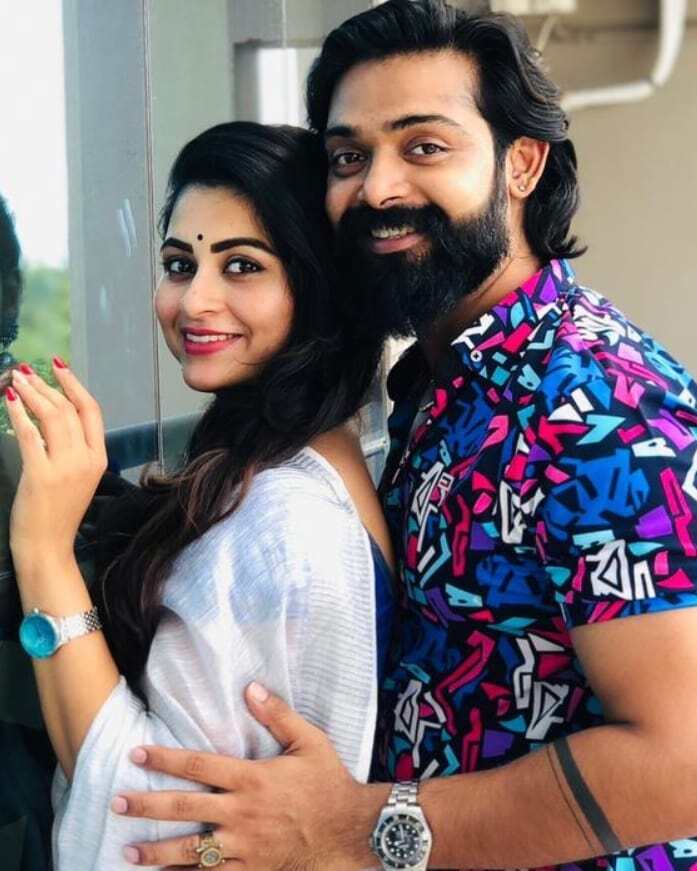 പ്രിയപ്പെട്ടവരോടൊപ്പമുള്ള സന്തോഷ നിമിഷങ്ങള്‍: പുത്തന്‍ ചിത്രങ്ങള്‍ പങ്കുവെച്ച് നടി ശ്രുതി ലക്ഷ്മി