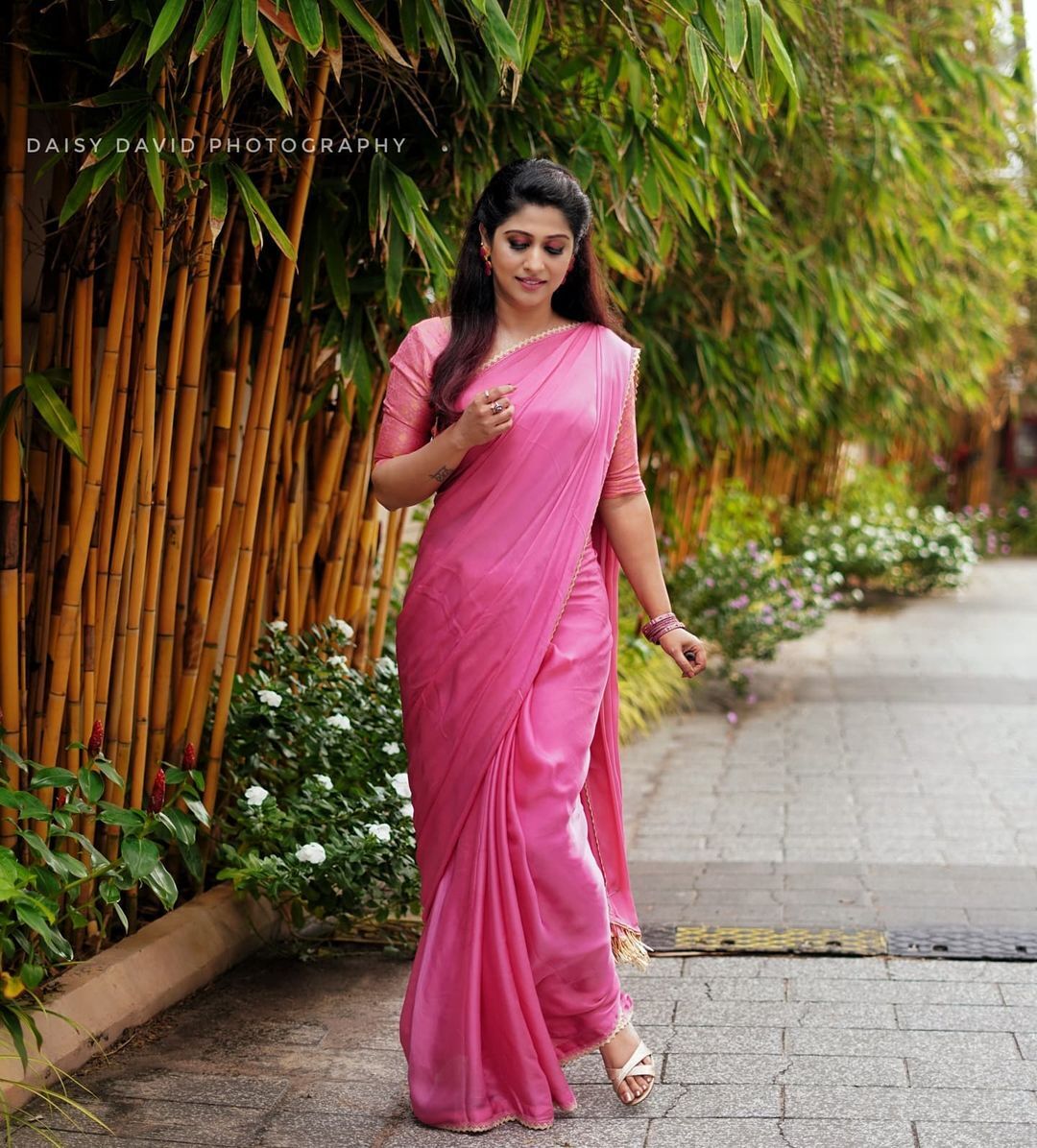 പിങ്കിലും നീലയിലും തിളങ്ങി പ്രിയപ്പെട്ട ഗായിക രഞ്ജിനി ജോസ്; വൈറലായി പുതിയ ഫോട്ടോ ഷൂട്ട്