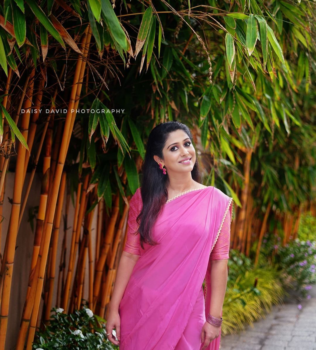 പിങ്കിലും നീലയിലും തിളങ്ങി പ്രിയപ്പെട്ട ഗായിക രഞ്ജിനി ജോസ്; വൈറലായി പുതിയ ഫോട്ടോ ഷൂട്ട്