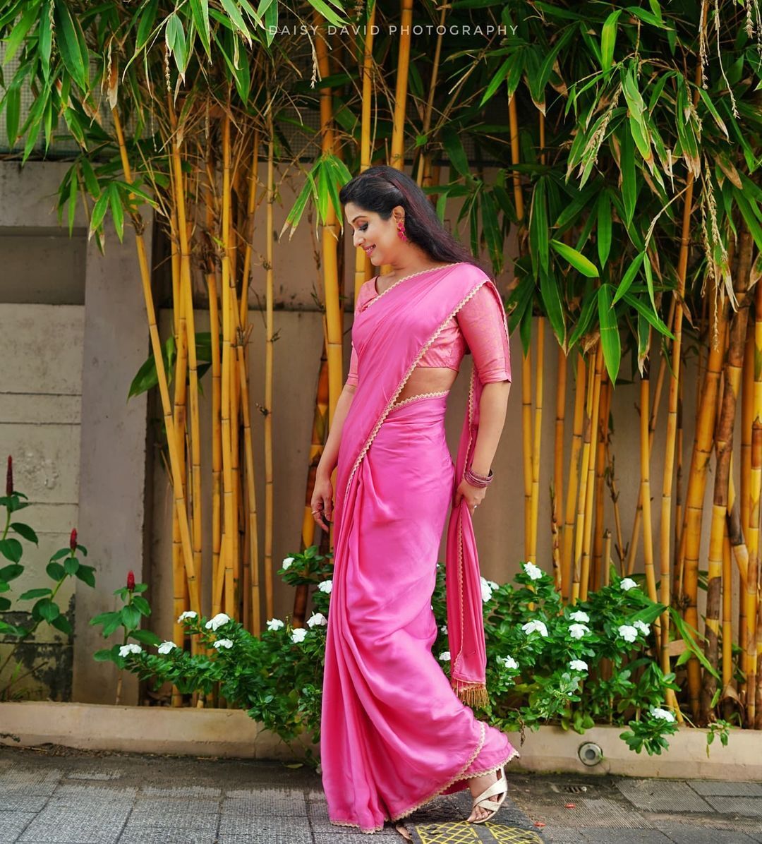 പിങ്കിലും നീലയിലും തിളങ്ങി പ്രിയപ്പെട്ട ഗായിക രഞ്ജിനി ജോസ്; വൈറലായി പുതിയ ഫോട്ടോ ഷൂട്ട്