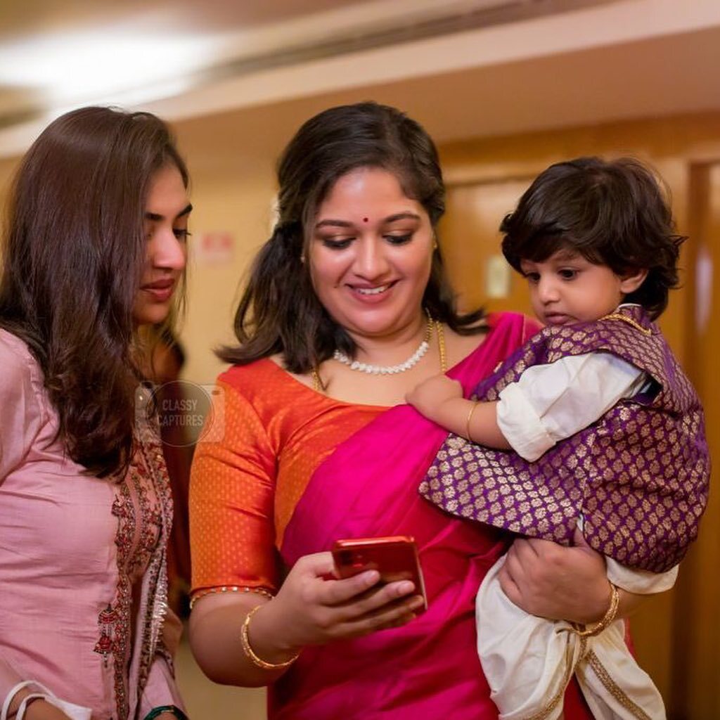 പൊട്ടിച്ചിരിച്ച് നസ്രിയയും മേഘ്‌ന രാജും; കണ്ണെടുക്കാതെ റയാന്‍ രാജ് സര്‍ജ, വൈറല്‍ ചിത്രങ്ങള്‍ കാണാം