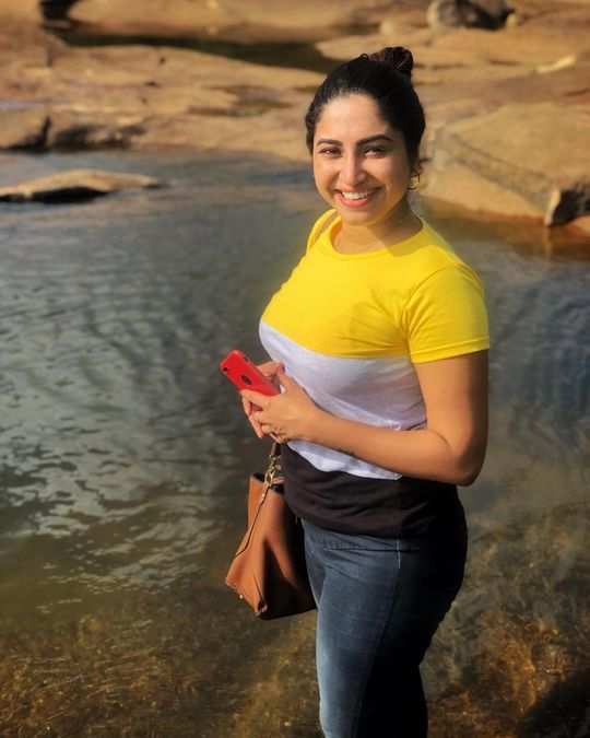  എന്താ ചെയ്യ മഴ കണ്ടാല്‍ നനയ​ണം: പുത്തന്‍ ചിത്രങ്ങളുമായി നടി അമേയ മാത്യു