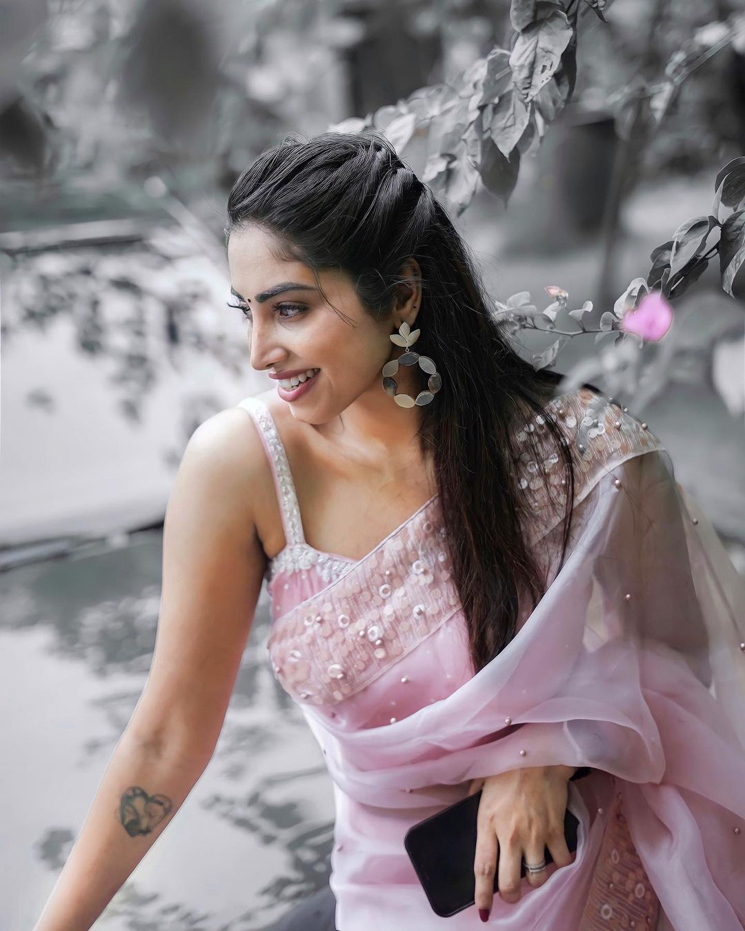  എന്താ ചെയ്യ മഴ കണ്ടാല്‍ നനയ​ണം: പുത്തന്‍ ചിത്രങ്ങളുമായി നടി അമേയ മാത്യു