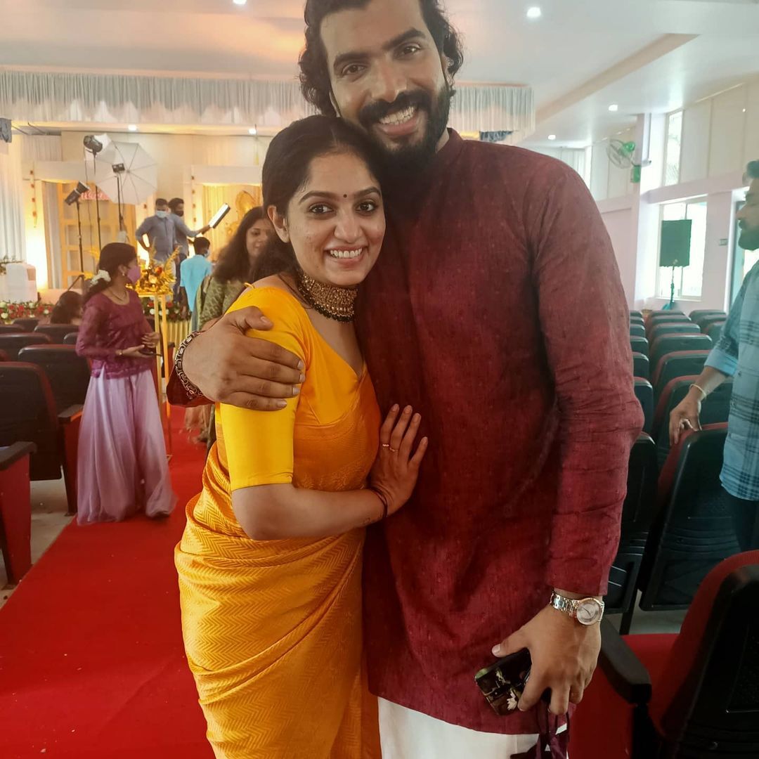  ആടി തിമിർത്ത് മണിക്കുട്ടൻ.. ആഘോഷമാക്കി താരങ്ങളും.. സുന്ദരിക്കുട്ടിക്കുട്ടിയായി അനൂപിനൊപ്പം ഇഷയും.. പെങ്ങളുടെ വിവാഹ ചിത്രം പങ്കുവെച്ച് അനൂപ്