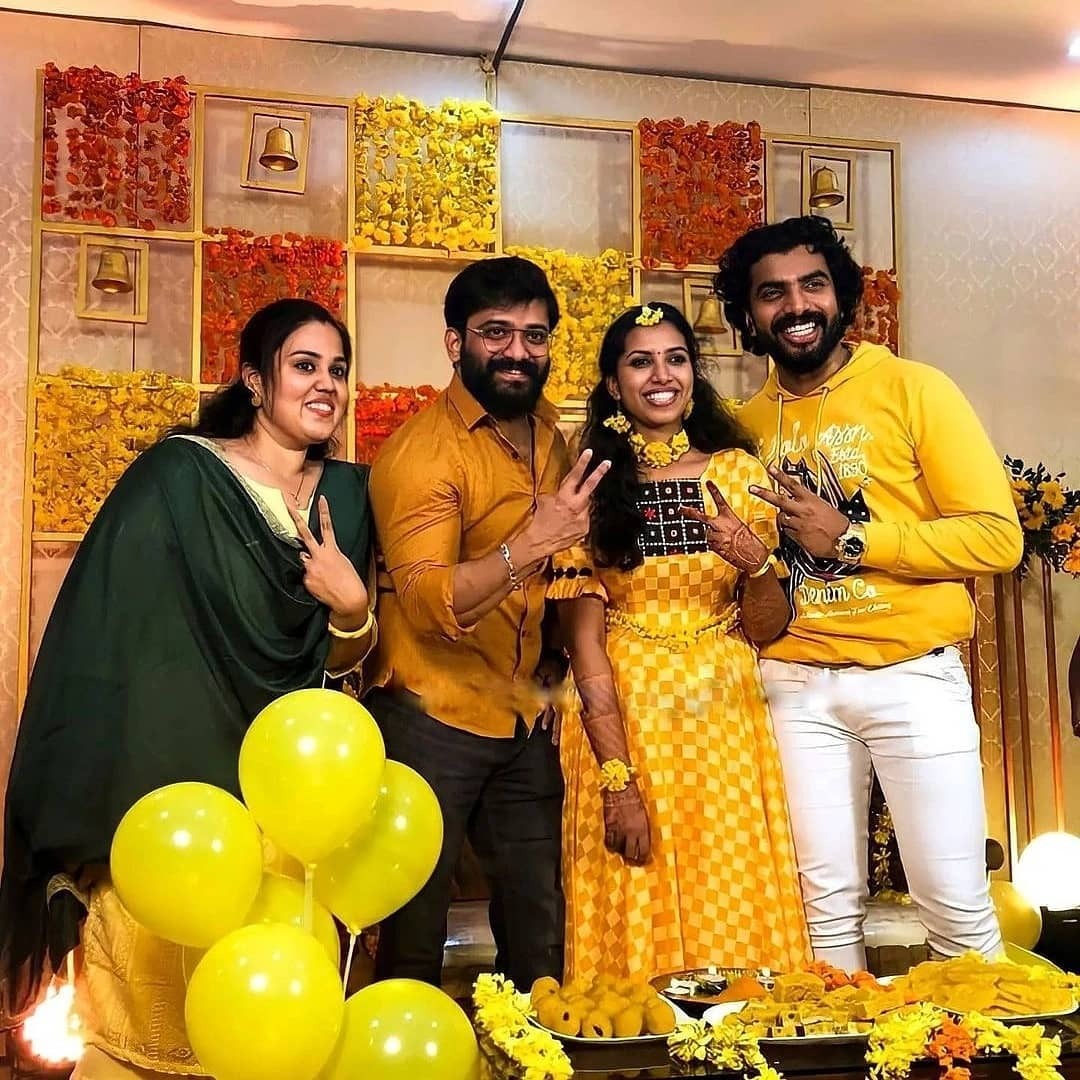  ആടി തിമിർത്ത് മണിക്കുട്ടൻ.. ആഘോഷമാക്കി താരങ്ങളും.. സുന്ദരിക്കുട്ടിക്കുട്ടിയായി അനൂപിനൊപ്പം ഇഷയും.. പെങ്ങളുടെ വിവാഹ ചിത്രം പങ്കുവെച്ച് അനൂപ്