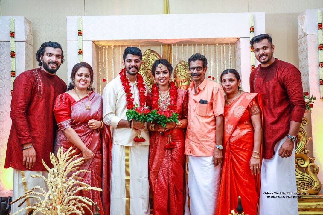  ആടി തിമിർത്ത് മണിക്കുട്ടൻ.. ആഘോഷമാക്കി താരങ്ങളും.. സുന്ദരിക്കുട്ടിക്കുട്ടിയായി അനൂപിനൊപ്പം ഇഷയും.. പെങ്ങളുടെ വിവാഹ ചിത്രം പങ്കുവെച്ച് അനൂപ്