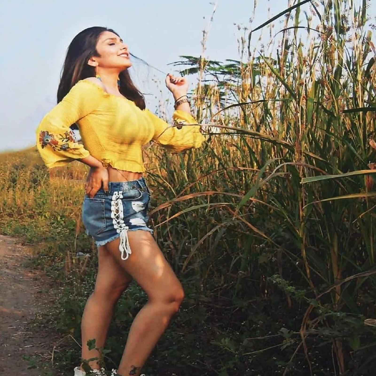 দেখে নিন টেলি স্ট্রা ইশিতা চৌহ্বানের হট ছবি