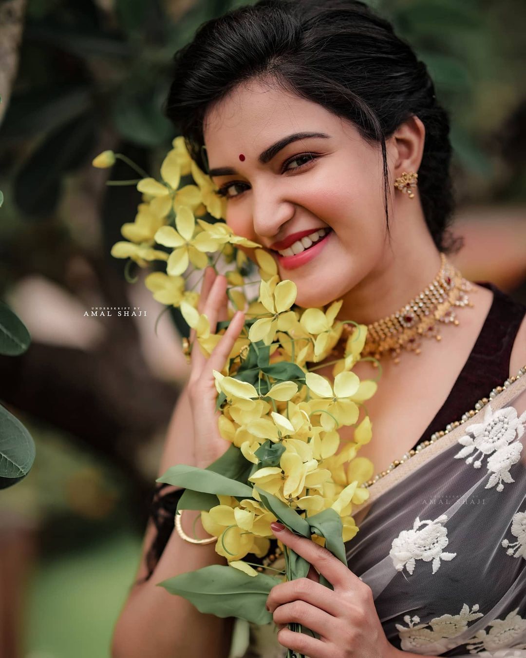 സാരിയില്‍ അതീവ സുന്ദരിയായ ഹണി റോസ്: മലയാളികളുടെ ഇഷ്ടതാരത്തിന്റെ ചിത്രങ്ങള്‍