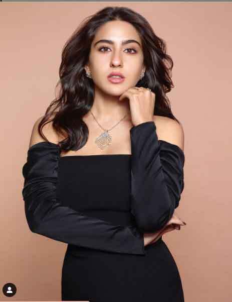 মালদ্বীপের নীল জলে বিকিনি পরে রূপের ঝলক দেখালেন সারা