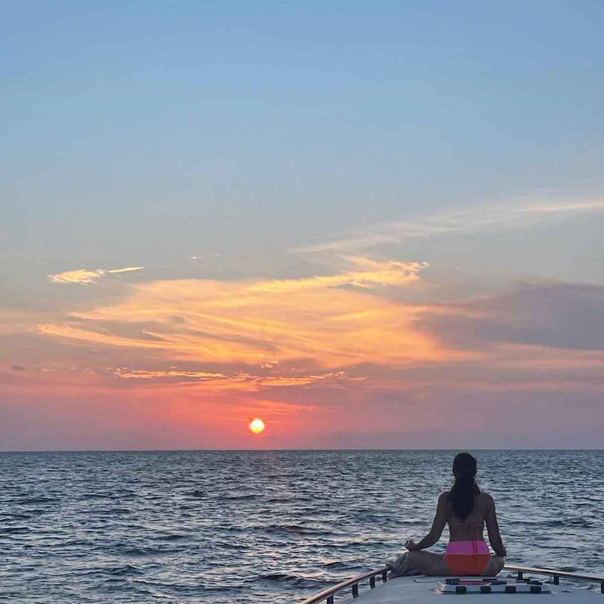 মালদ্বীপের নীল জলে বিকিনি পরে রূপের ঝলক দেখালেন সারা